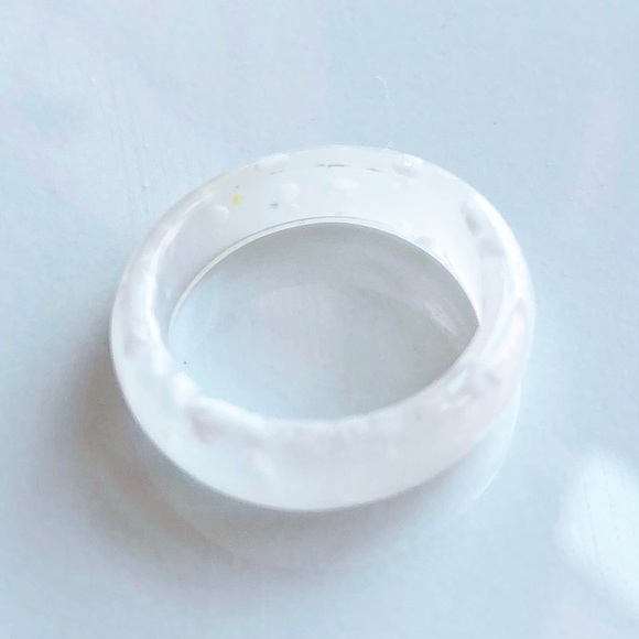 Boutique Jewelry - Milky White Speckled Resin Ring NWOT